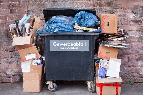 Überquellender Gewerbeabfall-Container